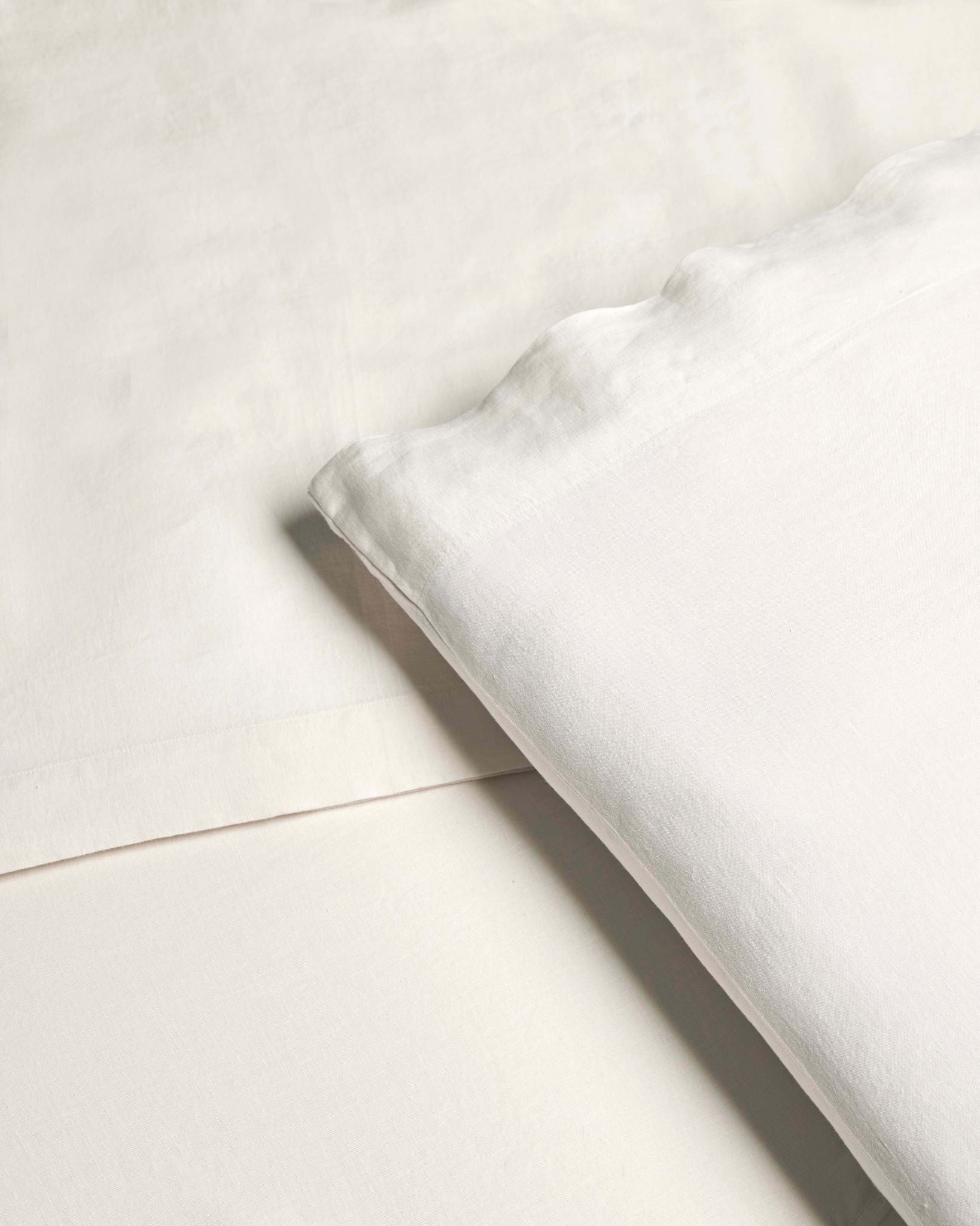Acacia Linen Set sheet and pillowcase detail in Balinese Pearl linen - {{Balinese Pearl}}