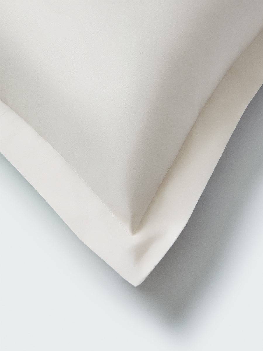 Close-up of a Balinese Pearl Euro sham corner with a flange border. {{Balinese Pearl}}