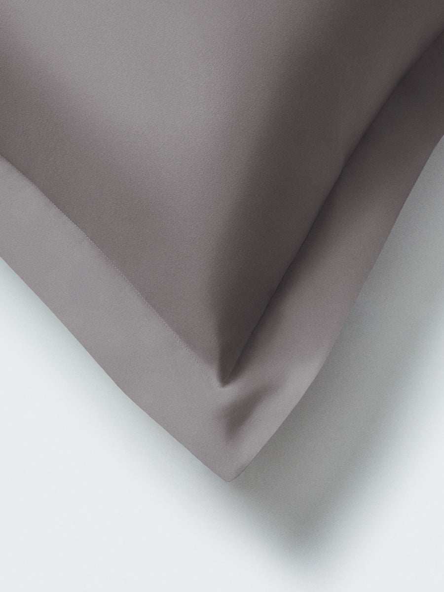 Close-up of a Hampshire Charcoal Euro sham corner with a flange border. {{Hampshire Charcoal}}