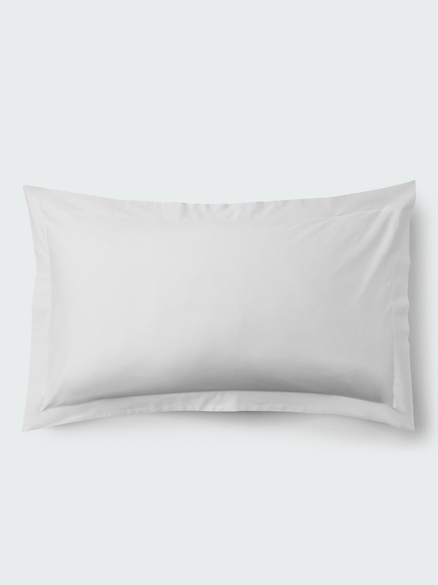 Signature White pillow sham with flange border.{{Signature White}}