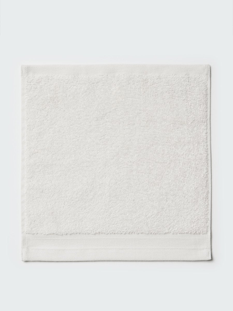 Close-up of a "Signature White"; colored bath wash cloth, visible fabric - {{Signature White}}