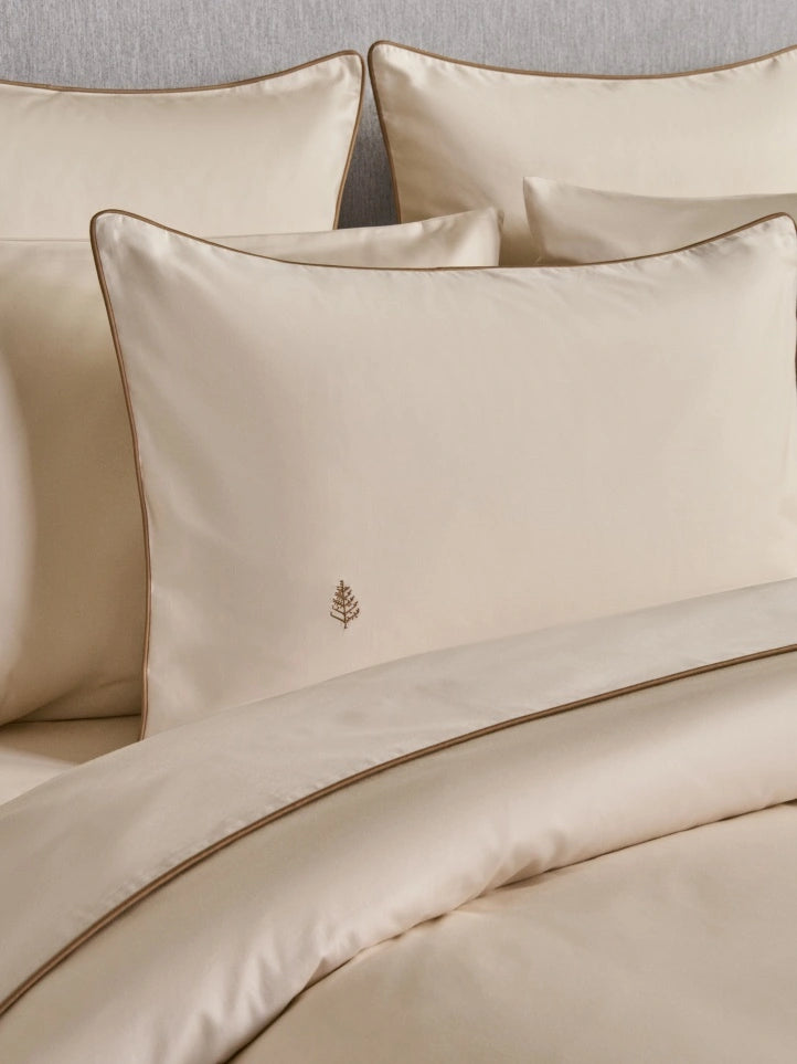 Close-up of bed with Balinese Pearl Sycamore duvet and pillows {{Balinese Pearl}}