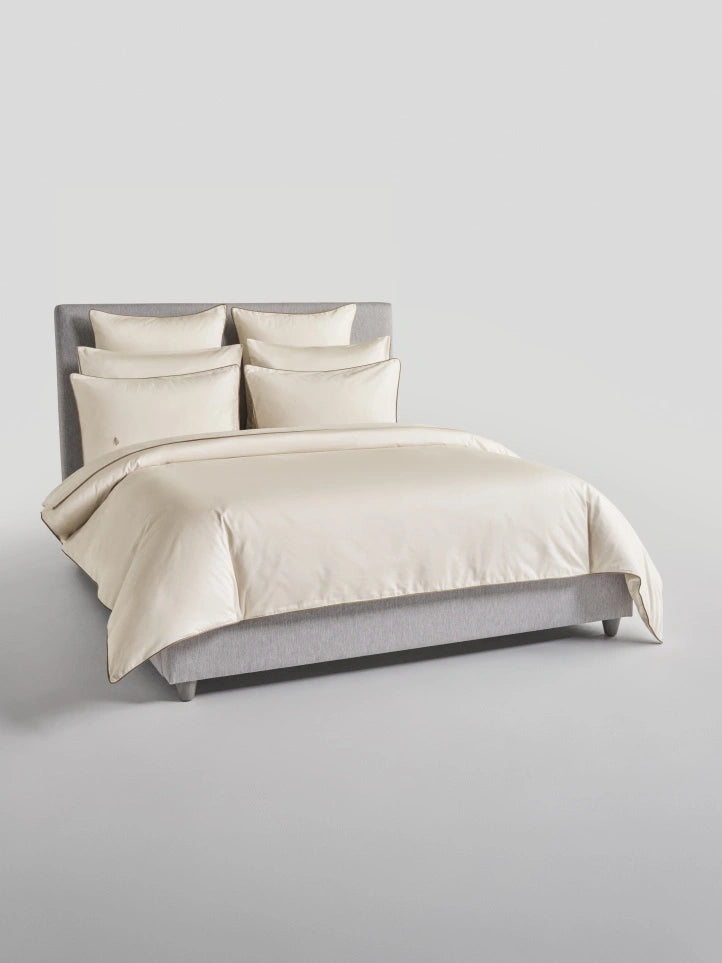 Bed with Balinese Pearl Sycamore duvet and pillows {{Balinese Pearl}}.