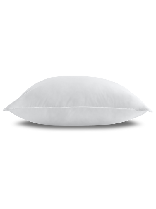 Almohada blanca y mullida, rectangular. Ideal para descansar y dormir cómodamente.