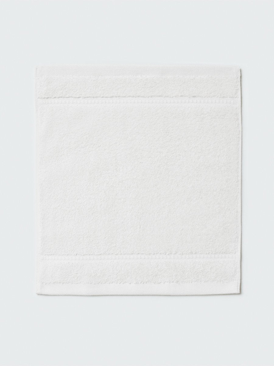Close-up of a "Signature White" colored bath wash cloth, visible fabric - {{Signature White}}