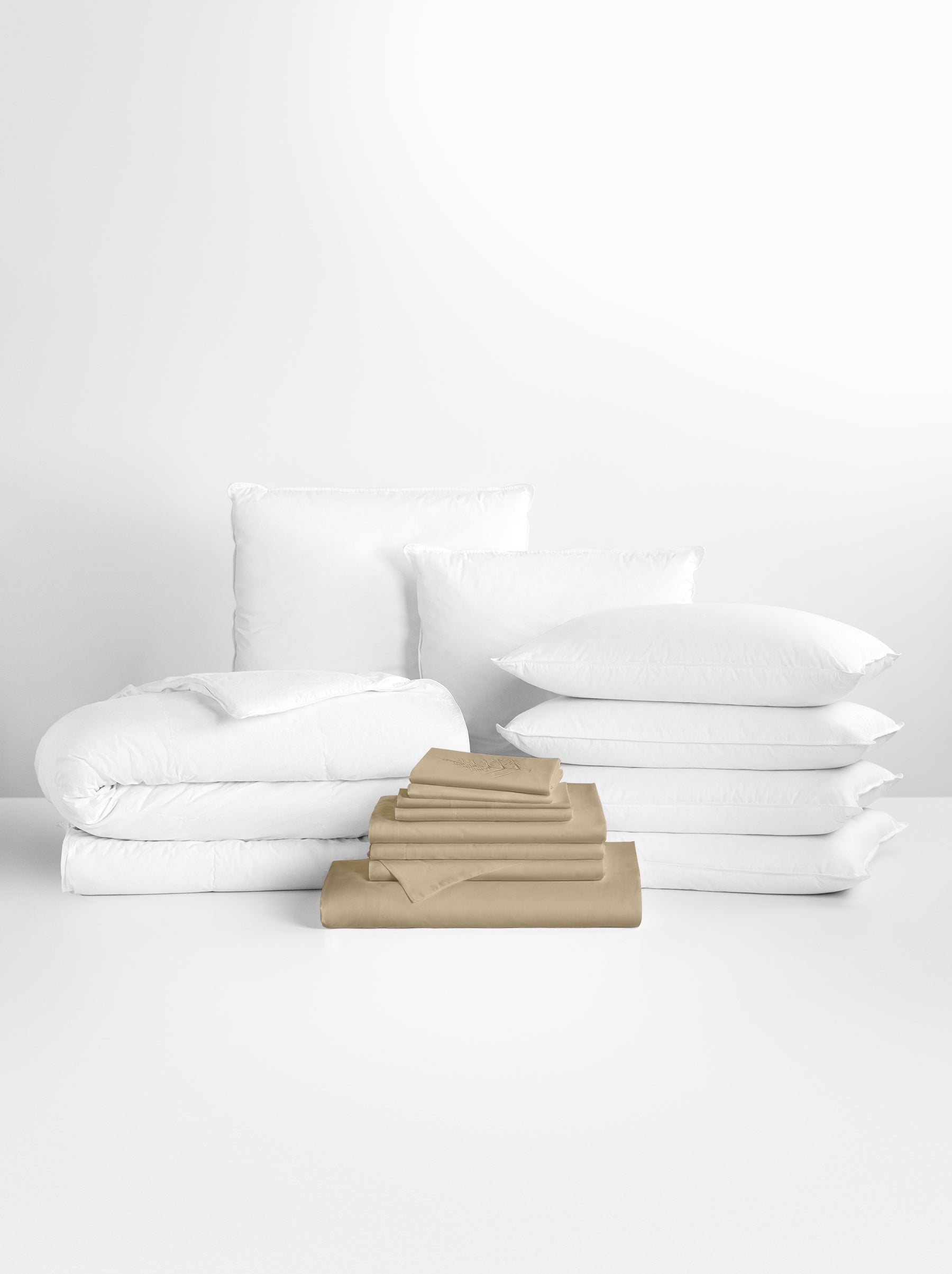 Complete bedding set in neutral tones, with sheets, duvet and soft and cozy pillows.