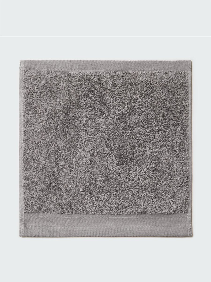 Close-up of a "Hampshire Charcoal" colored bath wash cloth , visible fabric - {{Hampshire Charcoal}}