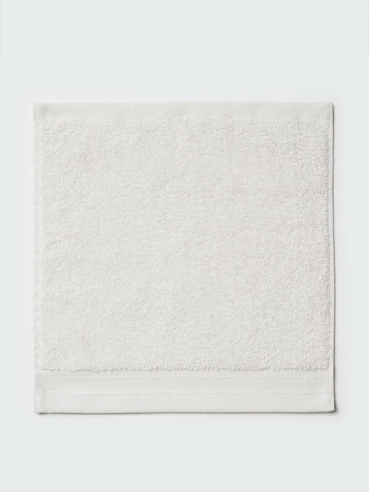 Close-up of a "Signature White"; colored bath wash cloth, visible fabric - {{Signature White}}