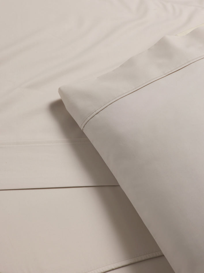 Pillowcase with subtle piping detail. - {{Signature White/Balinese Pearl}}
