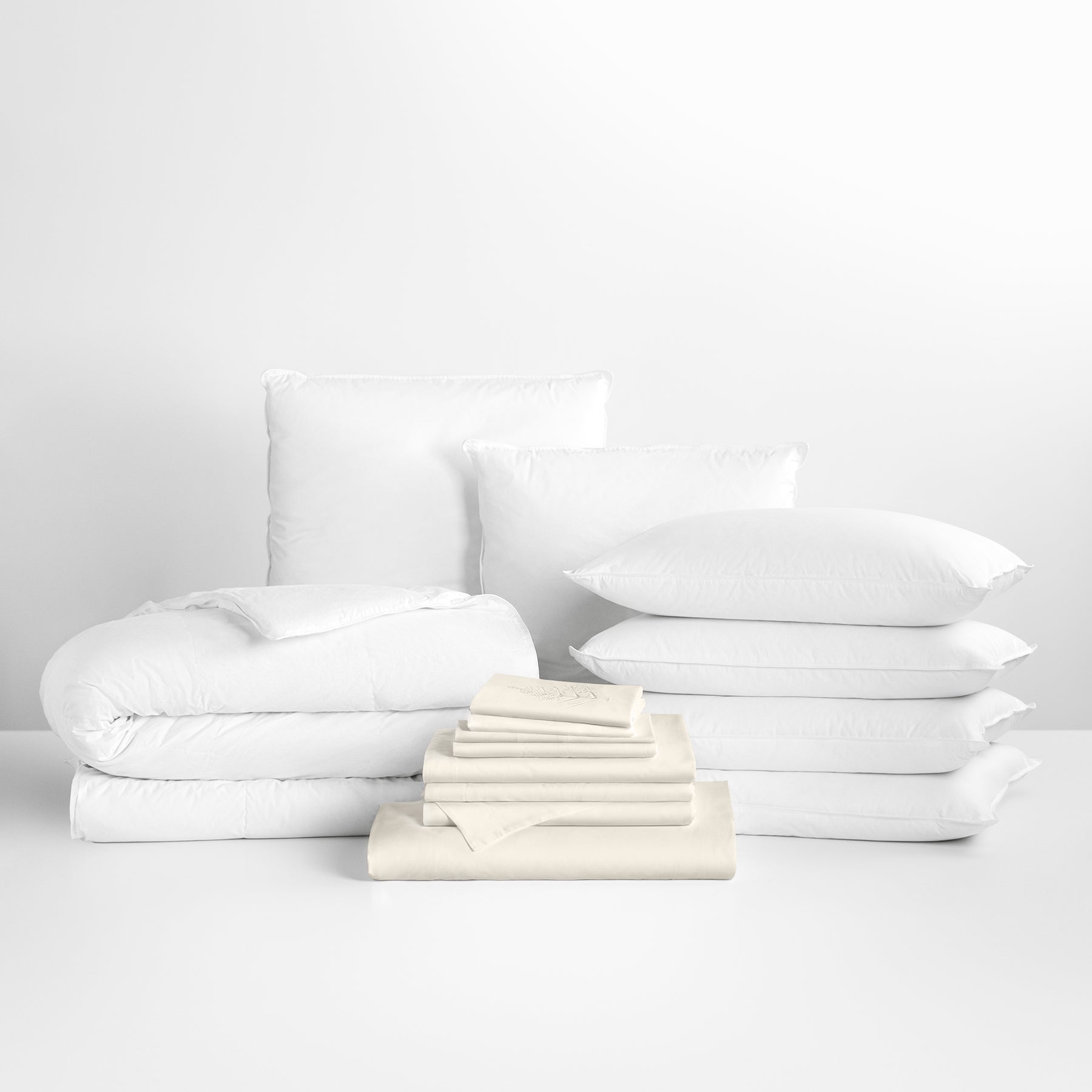 Complete bedding set in white tones, including sheets, pillowcases and duvet. - {{Balinese Pearl}}