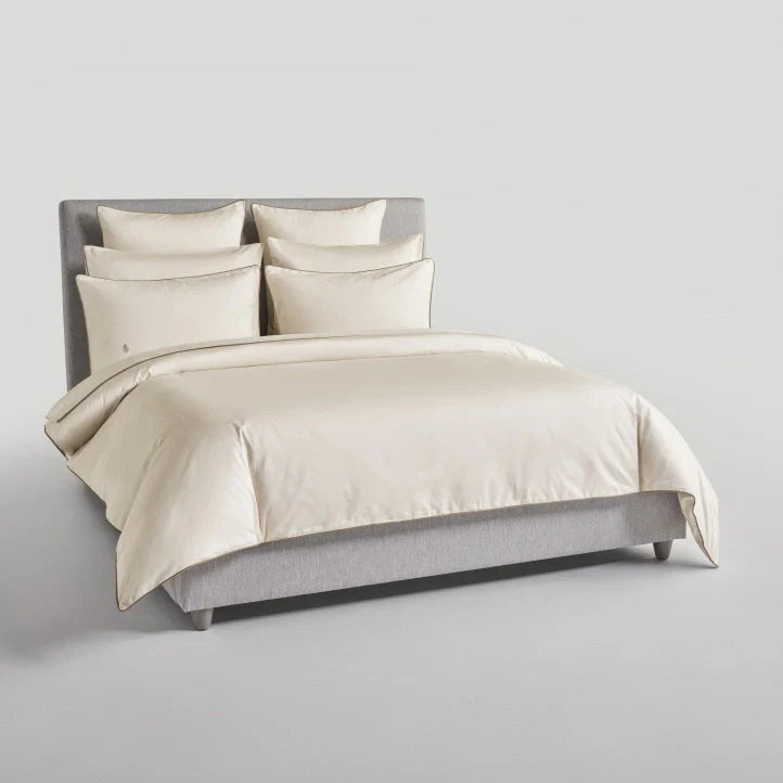 Bed with Balinese Pearl Sycamore duvet and pillows {{Balinese Pearl}}.