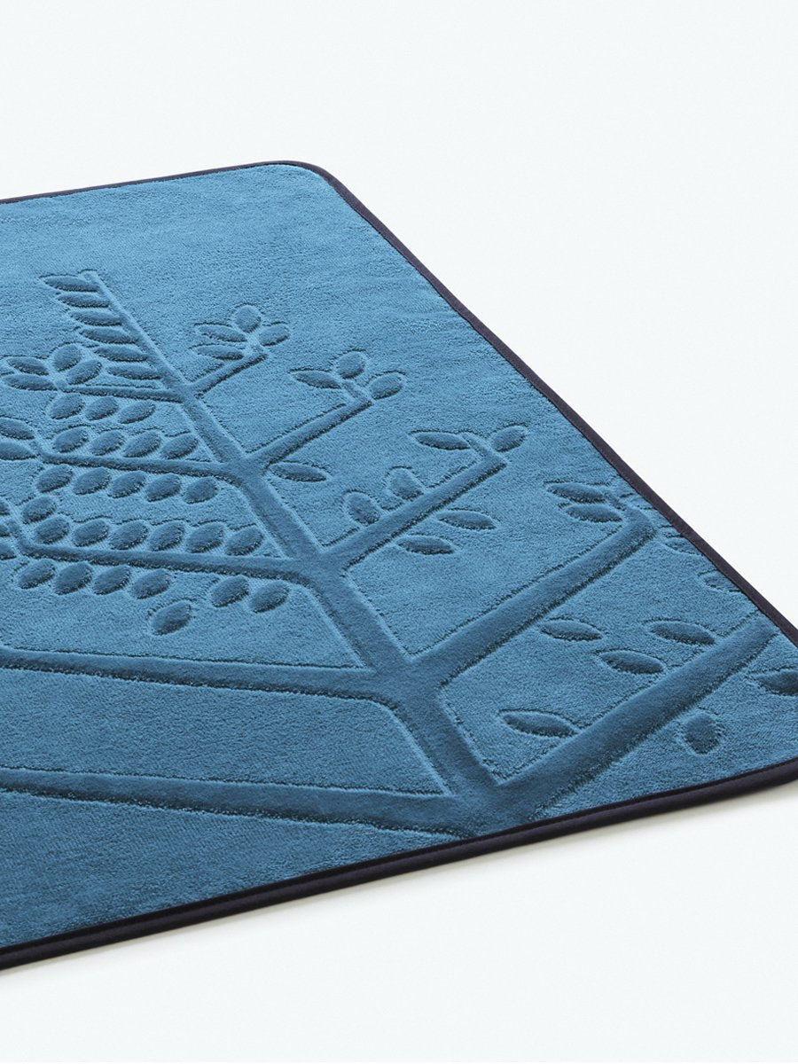 Soft and absorbent hooded towel in "Underwater Blue" with a detailed embroidered Four Seasons logo.