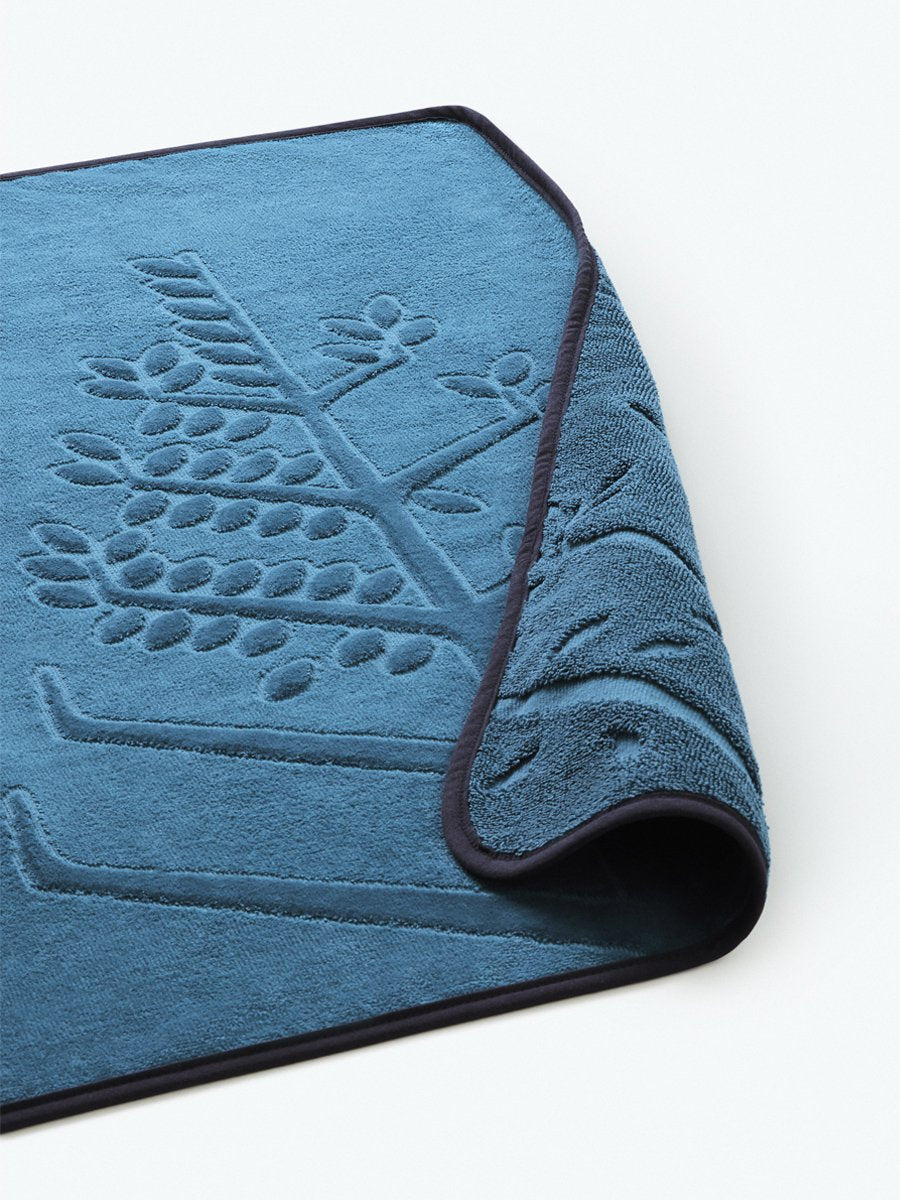 Soft and absorbent hooded towel in "Underwater Blue" with a detailed embroidered Four Seasons logo.