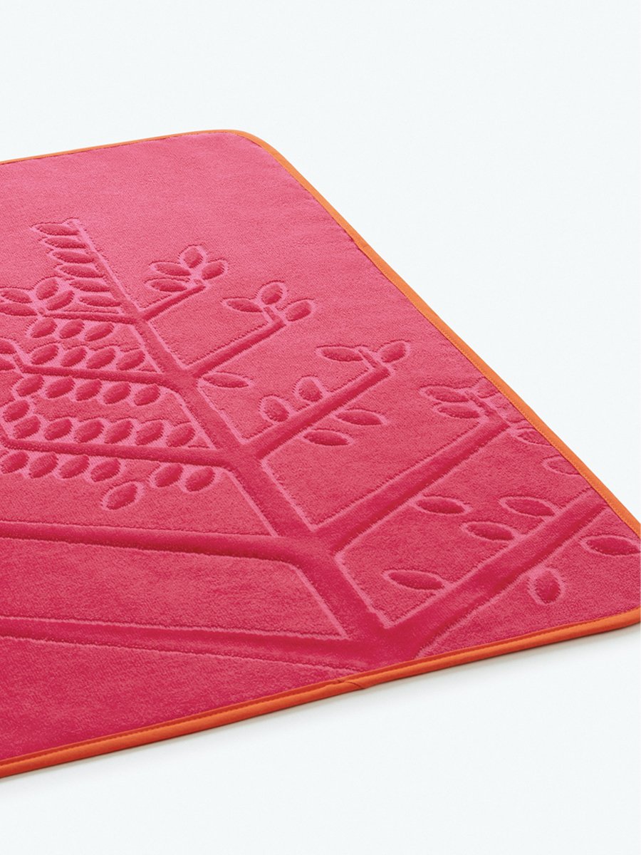 Soft and absorbent hooded towel in "Coral Reef Pink" with a detailed embroidered Four Seasons logo.