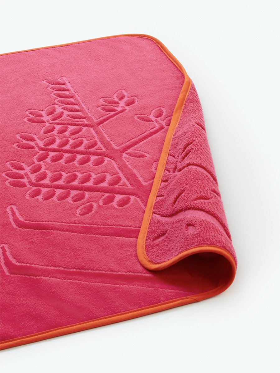 Soft and absorbent hooded towel in "Coral Reef Pink" with a detailed embroidered Four Seasons logo.