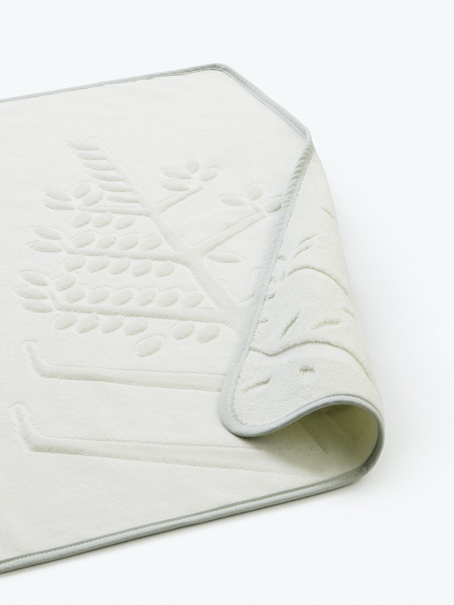 Soft and absorbent hooded towel in "Safari Sage" with a detailed embroidered Four Seasons logo.